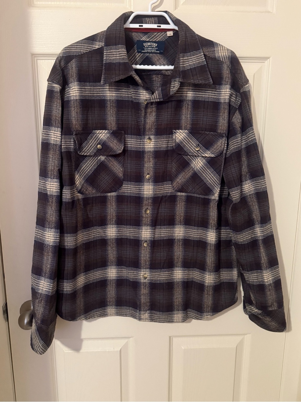 Signature by Levi Strauss Men's Black and Gray Plaid Button-Down Shirt